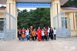 Những ngôi trường thắm tình quân dân